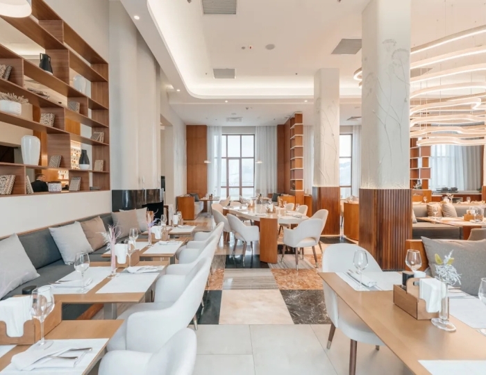 Панорамный ресторан «The Grill» - Отель Novotel Resort and Spa Krasnaya Polyana / Новотель Резорт и Спа Красная Поляна