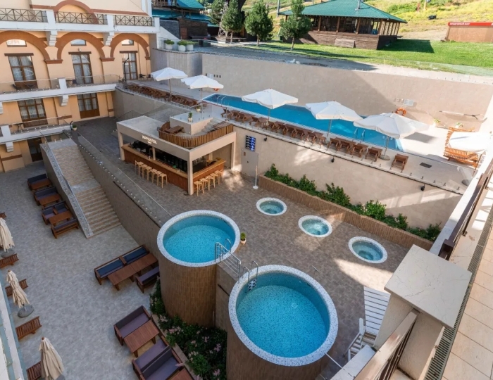 Открытый бассейн - Отель Novotel Resort and Spa Krasnaya Polyana / Новотель Резорт и Спа Красная Поляна
